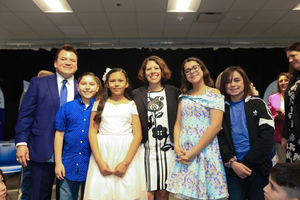 Students and faculty taking picture 